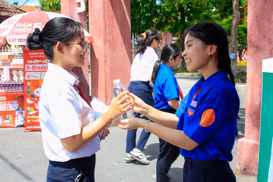 Tình nguyện viên tươi cười, động viên và chúc thí sinh thi đạt kết quả tốt. Tình nguyện viên tươi cười, động viên và chúc thí sinh thi đạt kết quả tốt.