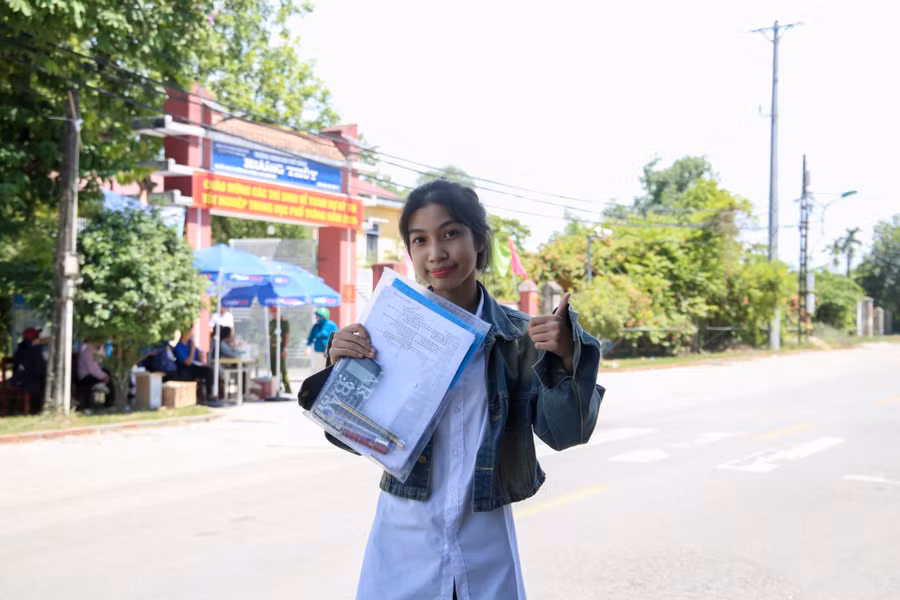 Thí sinh Nguyễn Thị Nhật Hạ có mặt từ sớm tại điểm thi và thoải mái với môn thi cuối.