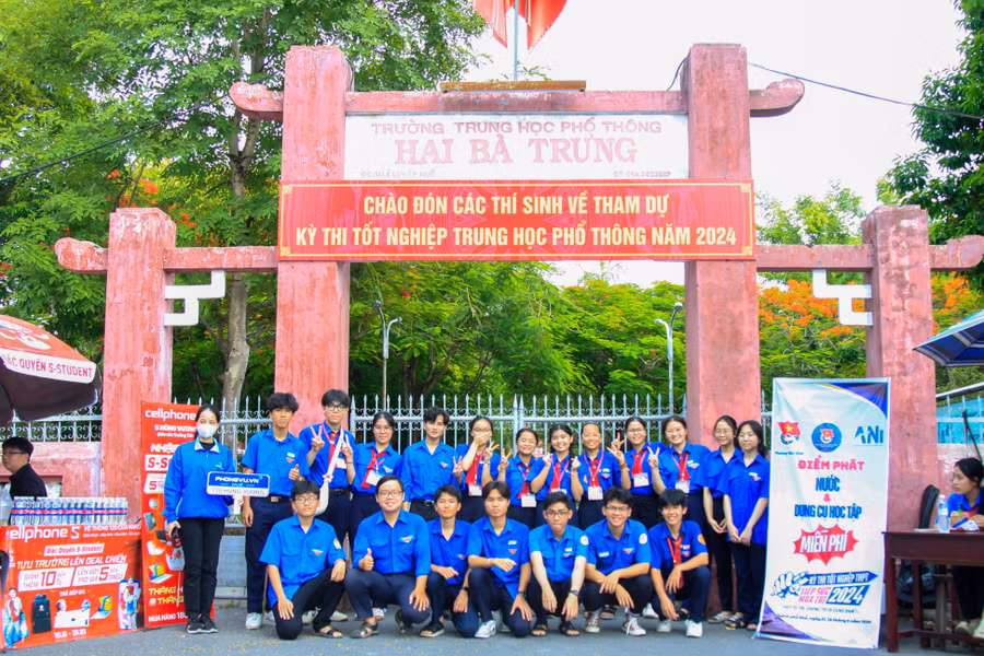 Tình nguyện viên Hoàng Trọng Quang Huy tại điểm thi Trường THPT Hai Bà Trưng, TP Huế chia sẻ, hầu hết các bạn trong đội tình nguyện là học sinh lớp 10, 11 đến để giúp sức và cổ vũ tinh thần cho các anh, chị. Tình nguyện viên Hoàng Trọng Quang Huy tại điểm thi Trường THPT Hai Bà Trưng, TP Huế chia sẻ, hầu hết các bạn trong đội tình nguyện là học sinh lớp 10, 11 đến để giúp sức và cổ vũ tinh thần cho các anh, chị.