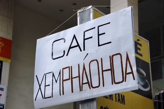 Một quán cà phê treo bảng phục vụ khách xem pháo hoa. Tiền triệu mua