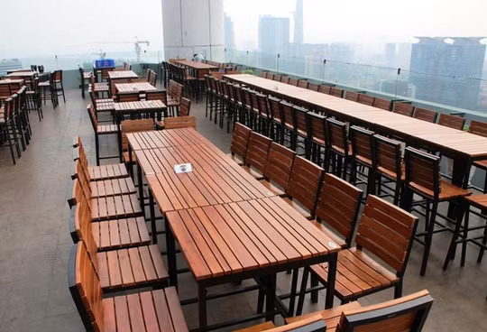 Suất ăn uống ngắm pháo hoa ở các tòa nhà cao lên tới cả triệu đồng/người. Tiền triệu mua