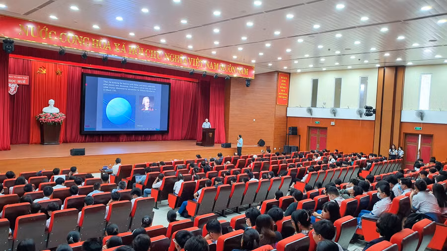 Chương trình thu hút hơn 250 giảng viên, sinh viên và học sinh đến từ các trường ĐH, THPT trên địa bàn TP Huế tham gia.