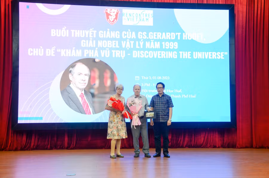 PGS.TS Lê Anh Phương – Giám đốc ĐH Huế tặng hoa và ảnh lưu niệm cho GS. Gerard’t Hooft và vợ của ông.