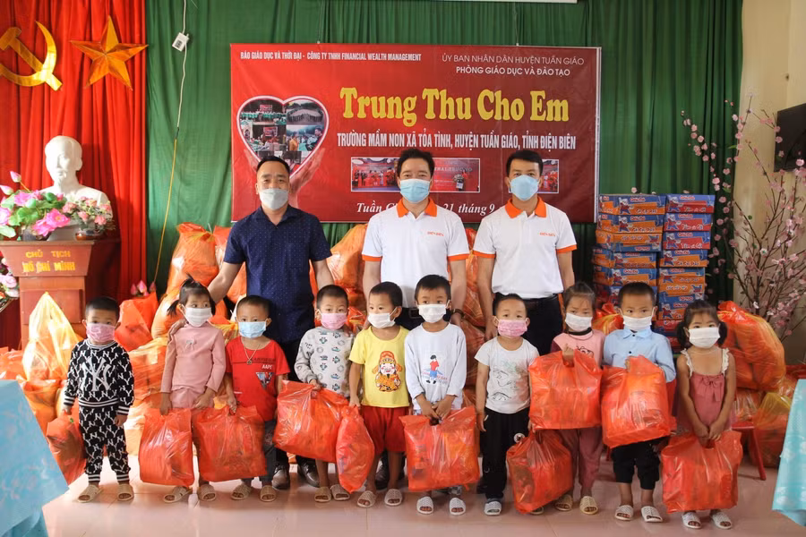 Văn phòng Đại diện Báo GD&TĐ khu vực Tây Bắc Bộ và Công ty TNHH Financial Wealth Management trao quà cho học sinh.