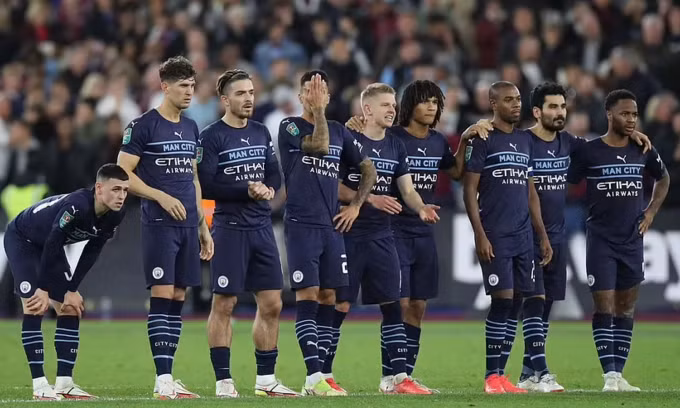 Cầu thủ Man City thẫn thờ vì bị loại khỏi Cup Liên đoàn.