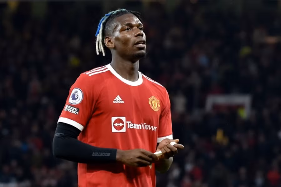 Pogba thất vọng sau trận Man Utd thua Liverpool 0-5.