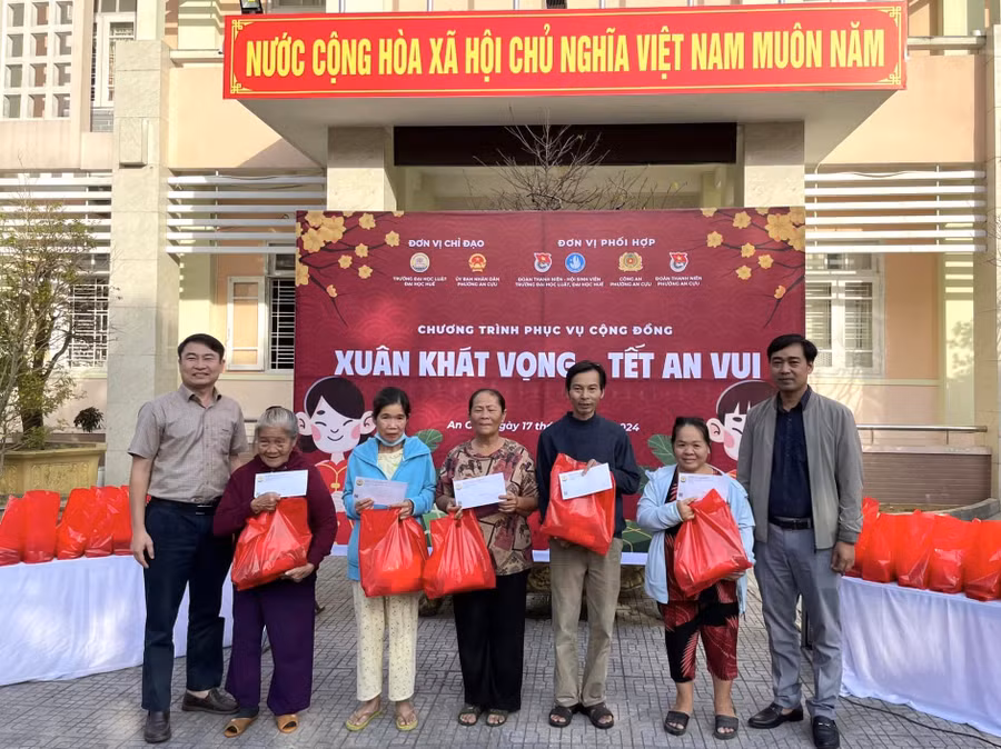 Nhiều phần quà được trao cho người dân khó khăn tại phường An Cựu, TP Huế. (Ảnh: Trường ĐH Luật, ĐH Huế) Nhiều phần quà được trao cho người dân khó khăn tại phường An Cựu, TP Huế. (Ảnh: Trường ĐH Luật, ĐH Huế)