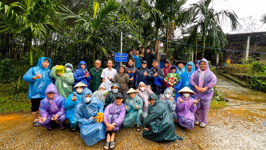 Kéo đường dây điện dài 600m, thắp sáng tuyến đường dân sinh, không quản ngại mưa lạnh. Kéo đường dây điện dài 600m, thắp sáng tuyến đường dân sinh, không quản ngại mưa lạnh.