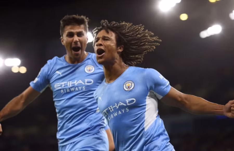 Nathan Ake ăn mừng bàn mở tỷ số cho Man City ở phút 16.