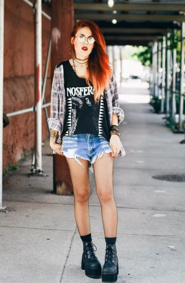 5 bước đơn giản “biến hóa” quần jeans cũ thành quần cut-off short ảnh 2 quan