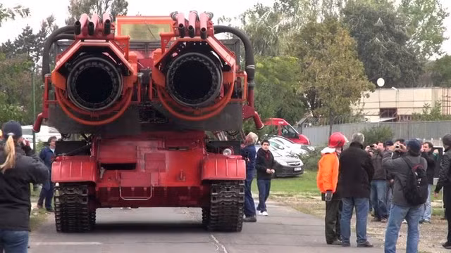 Xe tăng chữa cháy kỳ lạ nhất thế giới ảnh 5