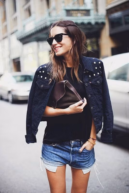 5 bước đơn giản “biến hóa” quần jeans cũ thành quần cut-off short ảnh 1 quan