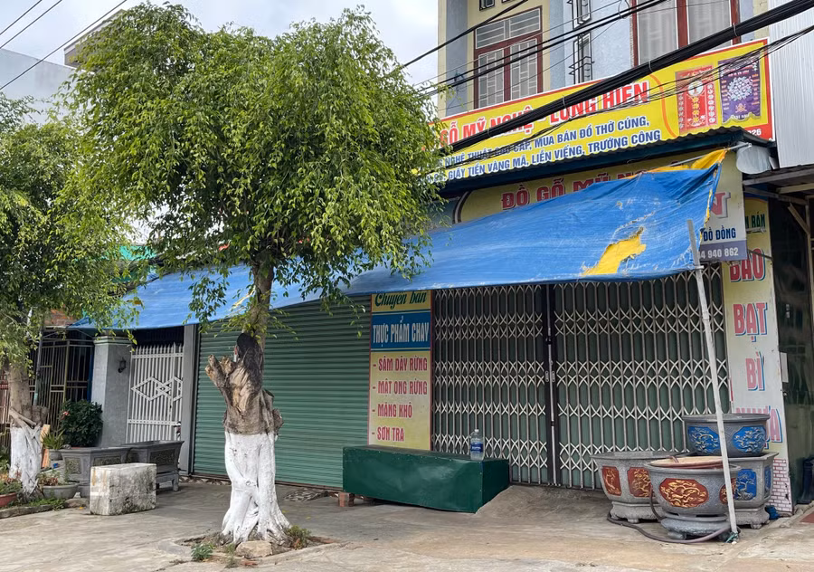 Cửa hàng kinh doanh của vợ, chồng ông Đinh Ngọc Long tại thị trấn Đăk Tô.