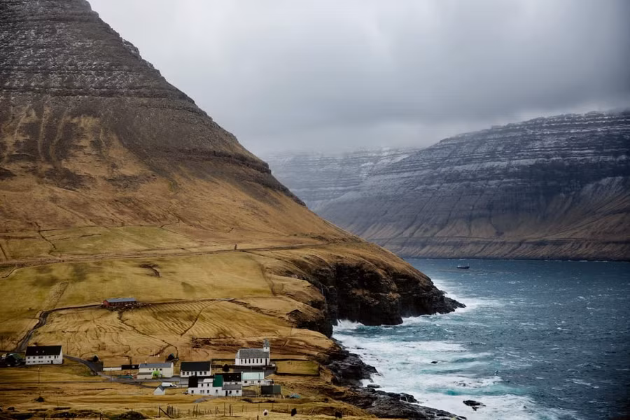 Địa hình hiểm trở của quần đảo Faroe dưới ống kính của Gjestvang.