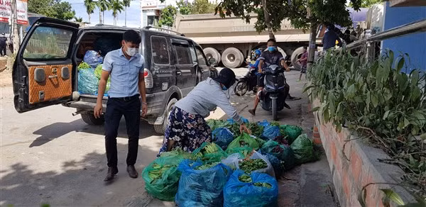 Các tổ hỗ trợ đi chợ mua giúp thực phẩm cho người dân. Ảnh: Anh Thân
