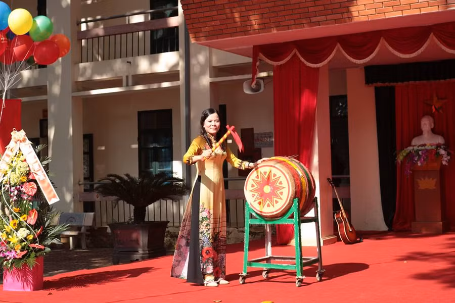 Cô Hoàng Thị Hạnh - Hiệu trưởng Trường THPT Yên Thế