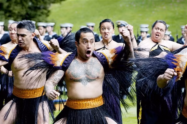 Những phong tục đón khách kỳ lạ của người Maori ảnh 1