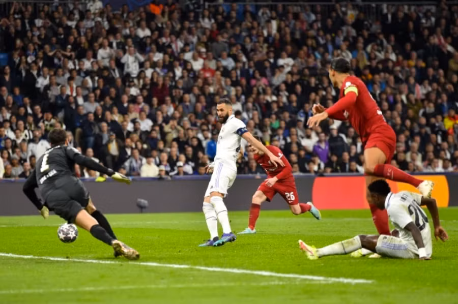 Ka rim Benzema ghi bàn duy nhất vào lưới Liverpool ở lượt về vòng 1/8 Champions League.