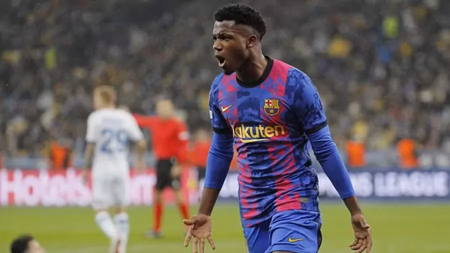 Fati ăn mừng bàn thắng mang thương hiệu Aguero để tri ân đàn anh.