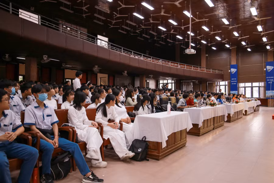 Các đại biểu và học sinh tham dự Lễ tuyên dương, khen thưởng học sinh đạt giải cuộc thi Khoa học kỹ thuật cấp Quốc gia năm học 2022 - 2023.