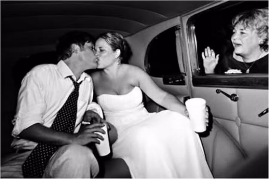Cười té ghế với những “tai nạn” khó đỡ trong ngày cưới ảnh 12