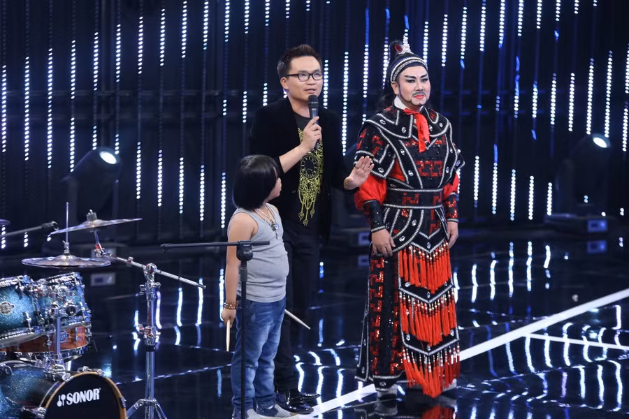 Việt Hương, Trấn Thành tặng tiền cho người chơi Song đấu ảnh 7