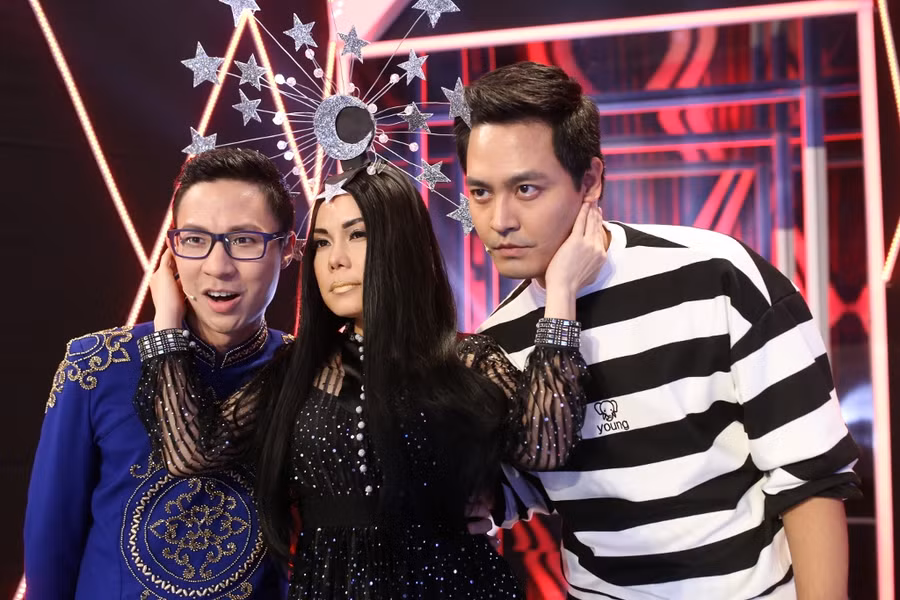 Việt Hương, Trấn Thành tặng tiền cho người chơi Song đấu ảnh 2
