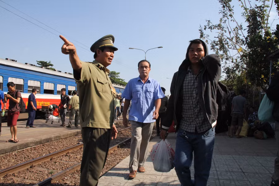 Nhân viên ga Biên Hòa làm việc cật lực khi "bất đắt dĩ" phải đón một lượng khách rất lớn do sự cố sập cầu Ghềnh. Ảnh: Phước Tuần.