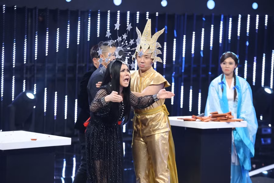 Việt Hương, Trấn Thành tặng tiền cho người chơi Song đấu ảnh 4