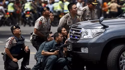 Lời kể bàng hoàng của những nhân chứng trong vụ đánh bom tại Jakarta - Ảnh 2 Lời kể bàng hoàng của những nhân chứng trong vụ đánh bom tại Jakarta - Ảnh 2