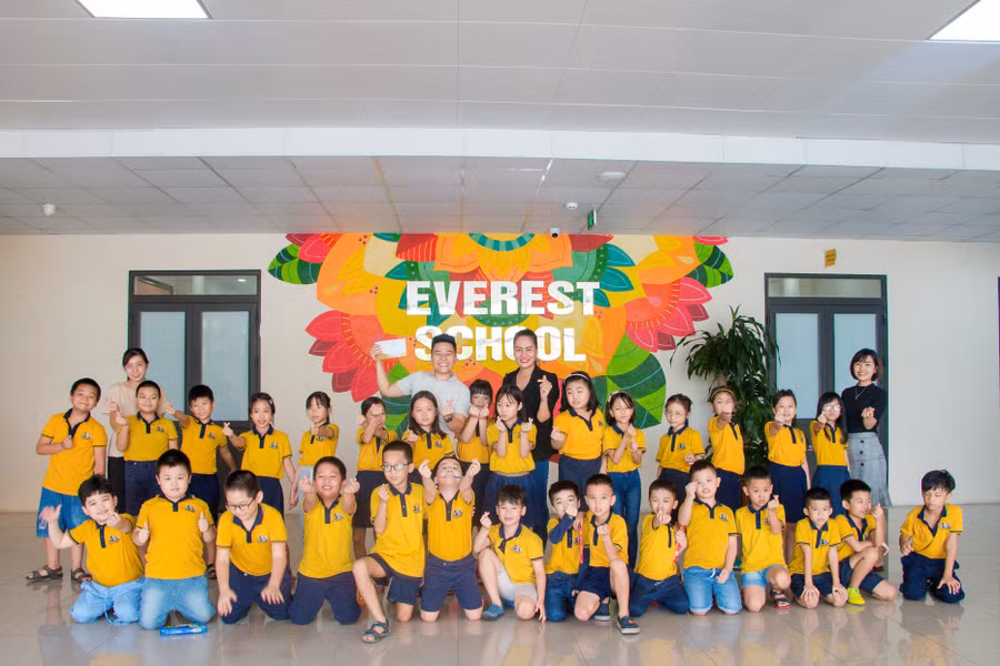 Nghiêm Nhật Anh luôn đặt HS làm trung tâm trong quá trình điều hành Everest . Nghiêm Nhật Anh luôn đặt HS làm trung tâm trong quá trình điều hành Everest .