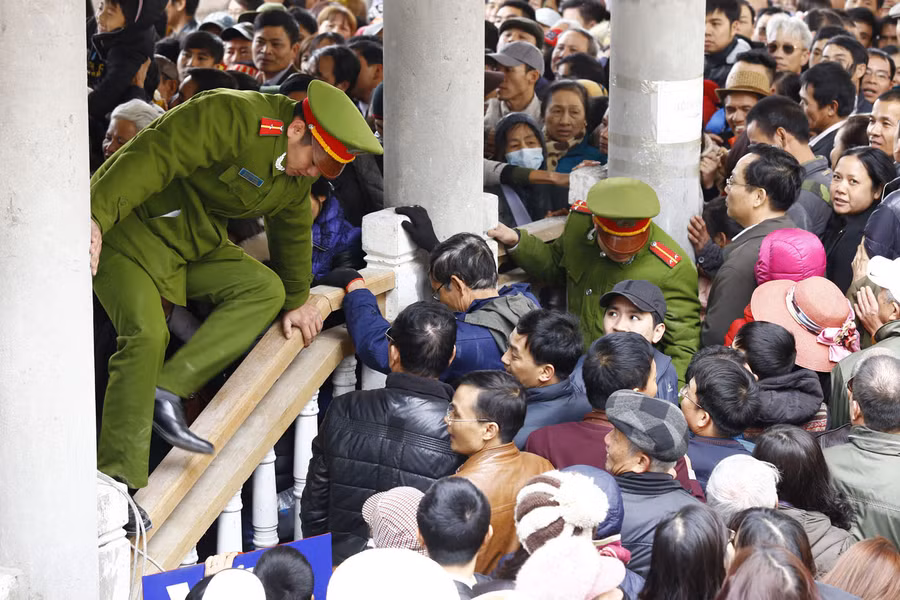 Nhà ga cáp treo không có hàng rào hay dây dẫn zích zắc nên mọi người ùa vào. Cảnh sát phải nhảy qua nhảy lại để ổn định trật tự.