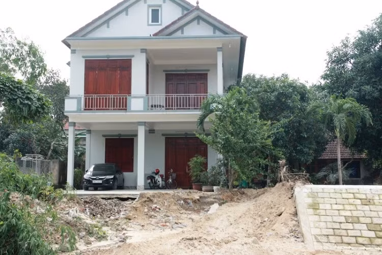 Các hộ dân sinh sống dọc bờ kè cũng đang đối mặt với tình trạng bị sạt lở.
