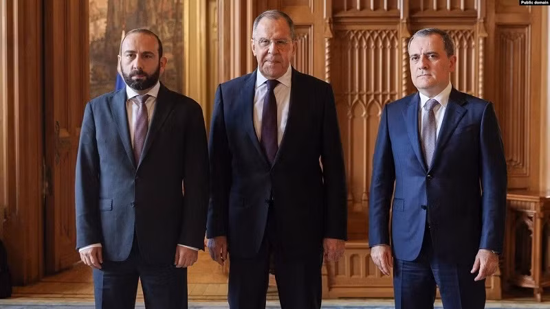 Ngoại trưởng Armenia Ararat Mirzoian (trái), người đồng cấp Azerbaijan Jeyhun Bayramov (phải) và Ngoại trưởng Nga Sergei Lavrov