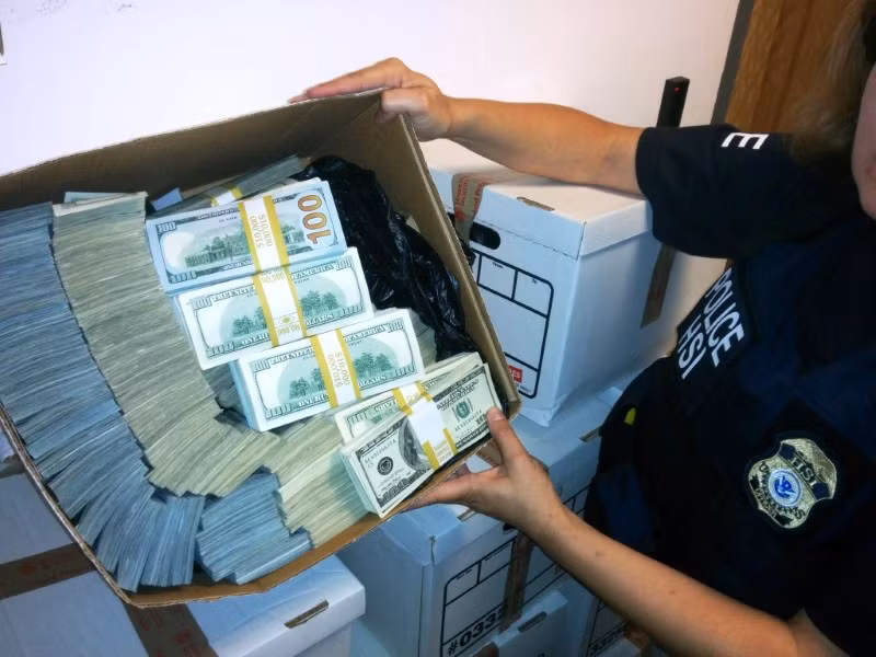 Cảnh sát Mỹ thu giữ hàng nghìn USD khi triệt phá đường dây rửa tiền tại Mexico.