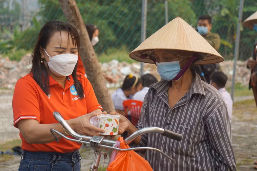 Chị Nguyễn Thị Huệ - Chi hội trưởng Chi hội Phụ nữ số 1 (Hội Phụ nữ phường Hòa Thọ Tây, quận Cẩm Lệ) trao những suất ăn cho người dân có hoàn cảnh khó khăn.