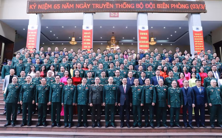Chủ tịch nước Võ Văn Thưởng chụp ảnh lưu niệm với các đại biểu dự Lễ kỷ niệm.