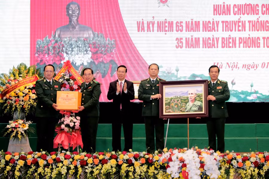 Chủ tịch nước Võ Văn Thưởng tặng quà cho lực lượng BĐBP.