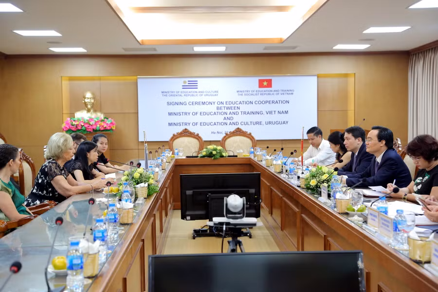 Bộ trưởng Phùng Xuân Nhạ tiếp Bộ trưởng María Julia Muñoz. Ảnh: Việt Hà