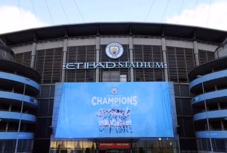 Biểu ngữ lớn mừng Man City vô địch tại sân Etihad.