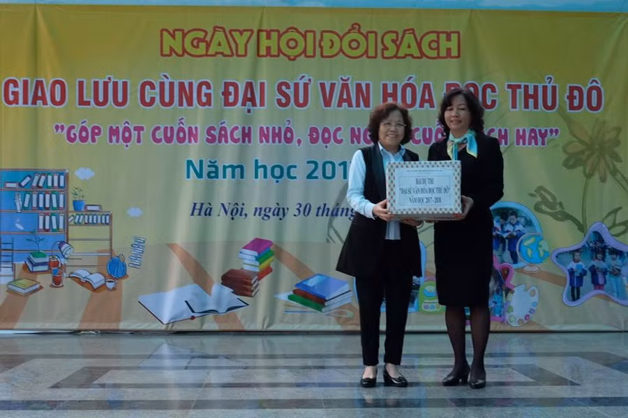 Bà Nguyễn Thúy Oanh (Thư viện - Sở VH&TT Hà Nội) – Đại diện BTC nhận bài và chia sẻ về cuộc thi tại Trường Đoàn Thị Điểm hôm nay