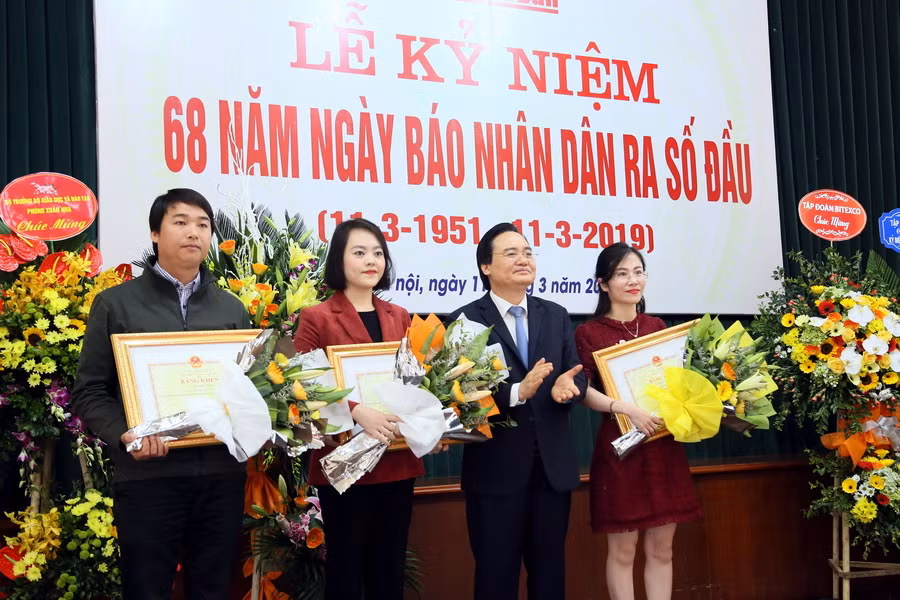 Bộ trưởng Phùng Xuân Nhạ tặng Bằng khen cho các phóng viên của Báo Nhân dân
