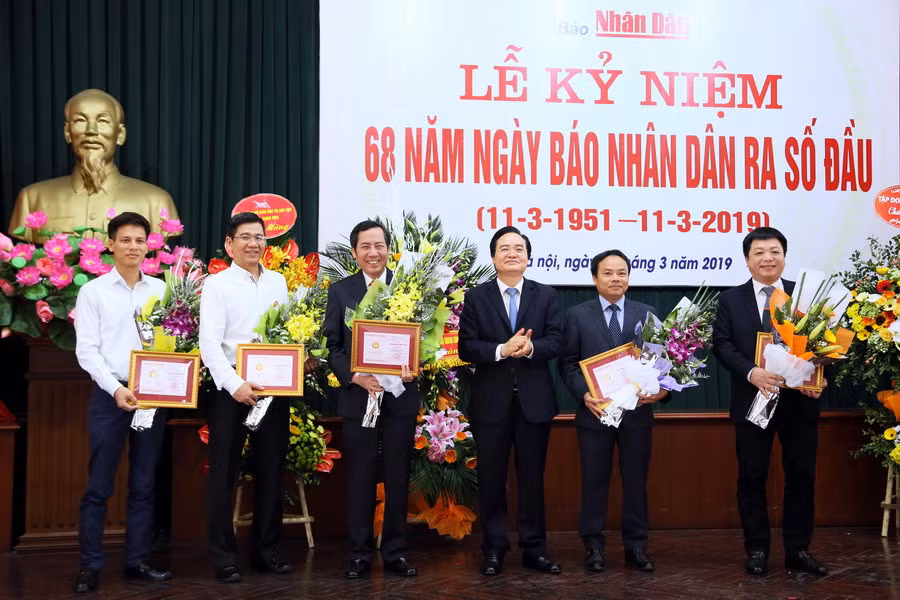 Bộ trưởng Phùng Xuân Nhạ trao tặng Kỉ niệm Chương Vì sự nghiệp giáo dục cho đồng chí Thuận Hữu cùng 4 cá nhân Báo Nhân dân