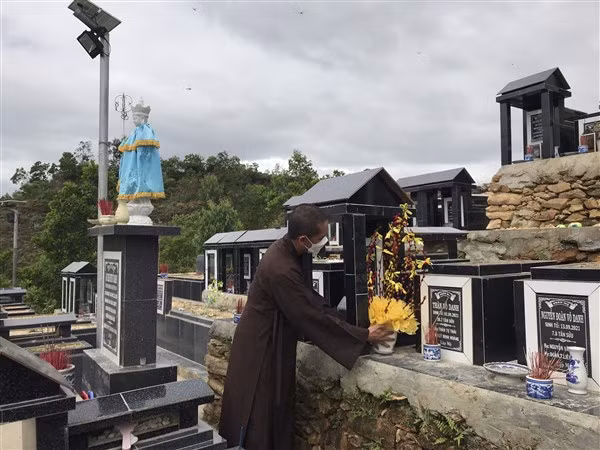 Sư thầy Thích Pháp Minh đang chăm sóc những ngôi nhà của các “thiên thần nhỏ”.