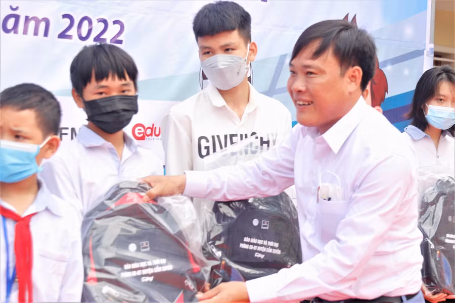 Nhà tài trợ trao quà cho các em học sinh ở Cẩm Xuyên.