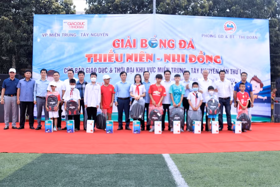 Các nhà hảo tâm, nhà tài trợ trao 10 suất quà ở thị xã Hồng Lĩnh...