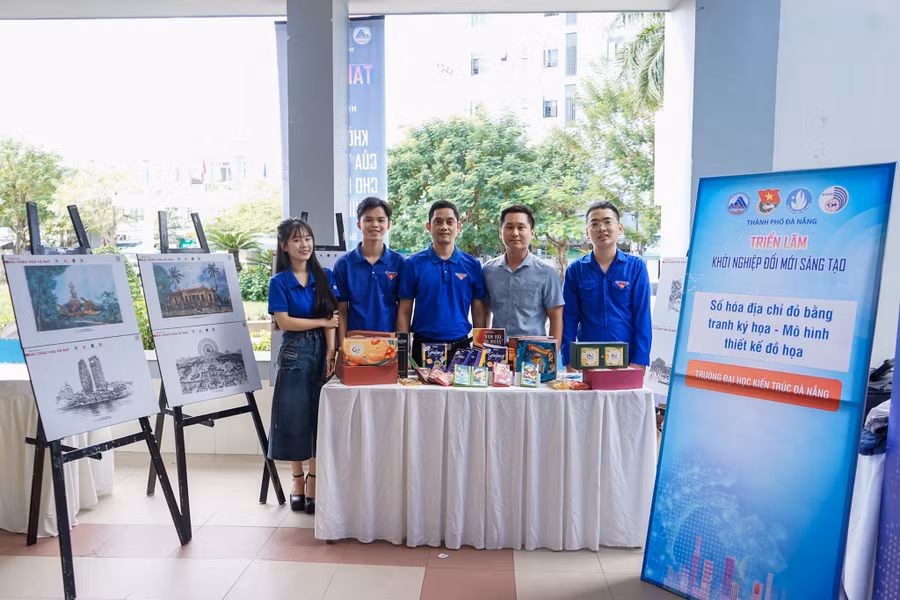 Những bức ký họa của sinh viên tham gia triển lãm 'Khởi nghiệp đổi mới sáng tạo'.