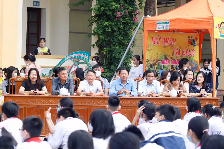 Đông đảo giáo viên, phụ huynh, học sinh của nhà trường cùng một số đại diện đến từ phòng, Sở GD&amp;ĐT trên địa bàn đã tham gia ngày hội STEM tại Trường THCS Nam Hà.