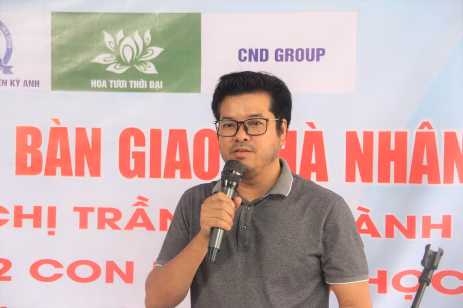 Nhà báo Nguyễn Văn Dũng - Trưởng VP Báo GD&amp;TĐ khu vực MT-TN phát biểu tại buổi Lễ. (Ảnh: T.H).