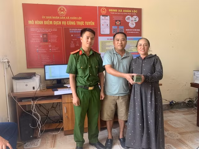 Trước sự chứng kiến của lực lượng công an, anh Tuấn trả lại 58 triệu đồng cho người đánh rơi. (Ảnh: CTV).
